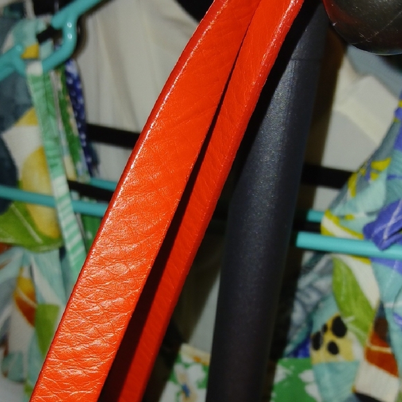 Stylish Red Leather Shoulder Bag - Picture 8 of 8